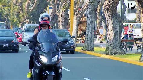 Mari Carmen Pasea En Motocicleta Por El Centro De Barcelona.